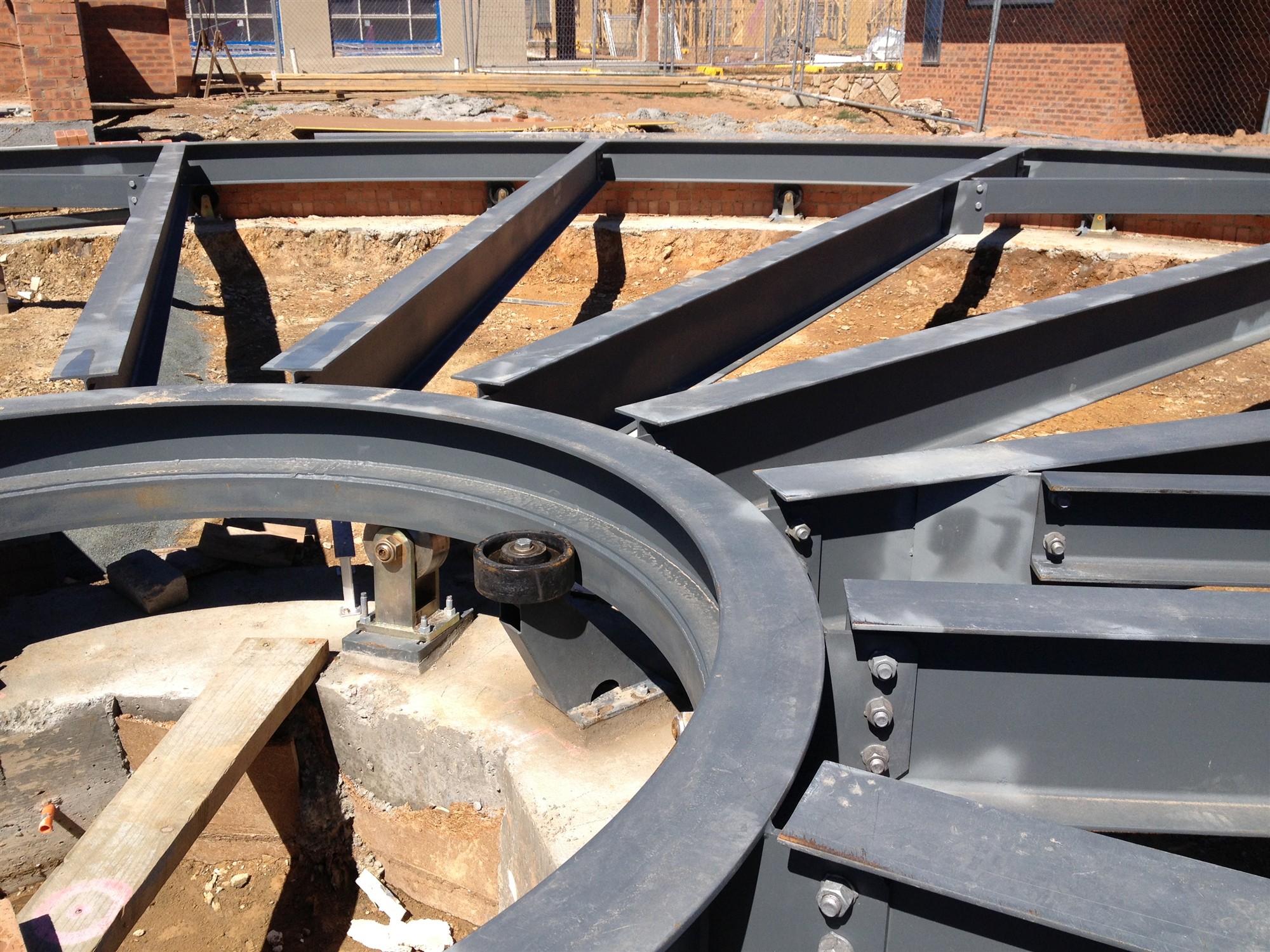 Steel hub ring with support wheels and radiating spoke beams of the rotating base